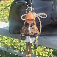 Pendentif de poupée mode artisanale pour fille avec casquette de baseball marron, breloque de sac style décontracté avec cordon réglable