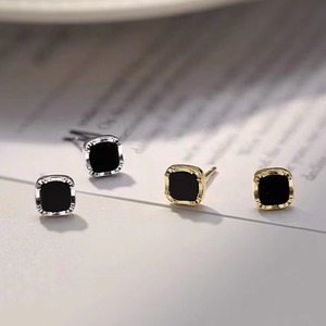 Pendientes de tuerca de cobre negros de lujo con diseño geométrico cuadrado, estilo delicado, diseño de nicho, sofisticados, a la moda y versátiles. - Product Image 3