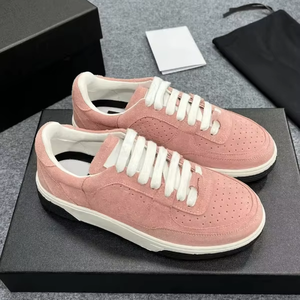 รองเท้ากีฬาลำลองดีไซน์หรูสำหรับผู้ชายและผู้หญิง รองเท้าผ้าใบสไตล์สปอร์ตหนังวัวแท้ พื้น PVC รองรับการขายแบบดรอปชิปปิ้ง แฟชั่นสไตล์ชาแนล - Product Image 2