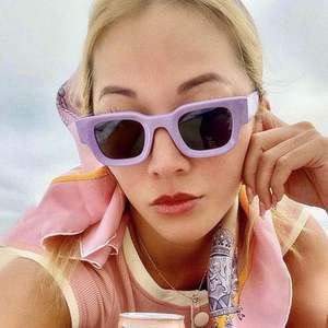 Gafas de Sol Cuadradas Punk con Marco Pequeño en Gris Jelly, Retro y Modernas, con Logotipo Personalizado para Hombre y Mujer - Product Image 2