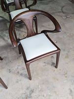 Fauteuil papillon robuste en bois, avec dossier enveloppé en mortaise et tenon, assise rembourrée, couleur bois personnalisable pour hôtel et salon de thé