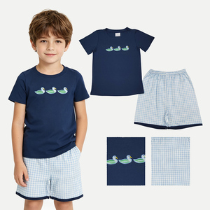 En stock: Conjunto de ropa de verano para niñas con top azul marino con bordado de pato y pantalones cortos a cuadros. Venta al por mayor de conjuntos de moda sureña para niños. Ropa de fábrica. - Product Image 1