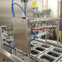 Machine de remplissage et de scellage de récipient de plateau de papier d'aluminium linéaire continu automatique équipement pneumatique de cartons de riz de fruits de mer de restauration rapide