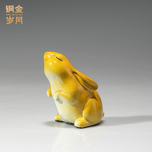 Tong Jin Sui Yue Adorable figurine de lapin en cuivre coloré pour la décoration de la maison et du bureau - Product Image 1