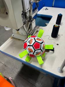 [Toprate] Ballon de jeu classique pour animaux de compagnie en PU écologique, sangle en nylon, clochette, 32 panneaux cousus, non toxique, résistant aux morsures, facile à nettoyer - Product Image 5