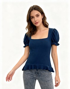 T-shirt pour femme à col carré, haut tricoté à manches courtes bouffantes, ourlet à volants, coupe ajustée, chemisier tricoté décontracté pour femmes - Product Image 1