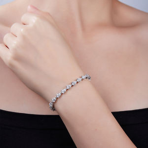 Pulsera de tenis J&C fabricada en plata S925, engastada a mano con diamantes cultivados en laboratorio con corte de pera - 0.5 ct por piedra, color D, claridad VVS - Product Image 4