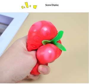 Nouveau jouet anti-stress unique en forme de fraise à presser, balle en caoutchouc à récupération lente pour la décompression, pour les jeunes de 7 à 14 ans - Product Image 6