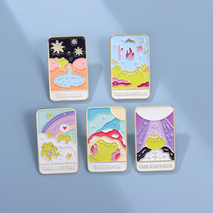 Toptan sıcak tarzı sihirli Tarot kartı dikdörtgen gökkuşağı kurbağa Tarot kaplama yumuşak emaye yaka iğnesi - Product Image 3