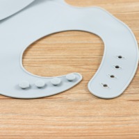 Bavoirs d'alimentation en silicone OEM pour bébé Tablier souple et imperméable Smock Vaisselle pour bébé Bavoirs de couleur de forme personnalisée pour bébé de 6 à 48 mois