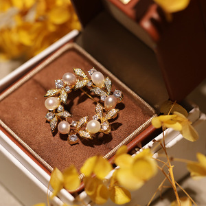 เข็มกลัดมุกน้ำจืดหรูหราสง่างามทำจากโลหะผสมเกรดสูงประดับเข็มกลัดมงกุฎดอกไม้แฟชั่น - Product Image 4