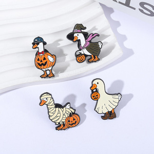 Broche en émail Halloween, motif canard et citrouille mignons, accessoire vestimentaire polyvalent, cadeau pour elle, en gros - Product Image 1