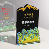 Plaque de récompense annuelle du trophée en cristal coloré plaqué en forme de montagne créative Excellent directeur Souvenirs du personnel