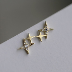 Piccoli orecchini a forma di stella per donna, gioielli per l'orecchio semplici e scintillanti con pietre trasparenti, perfetti per l'uso quotidiano - Product Image 1
