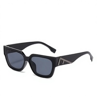 Lunettes de soleil carrées pour femmes, style européen et américain, avec lettre F, UV400 non polarisées, Nouveauté 2026, style rétro pour le street style