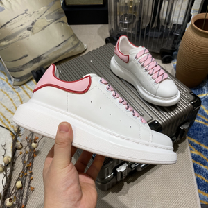 รองเท้ากีฬาแฟชั่นผู้ชาย ดีไซน์หรูหรา แบรนด์แท้ McQueenes รองเท้าผู้หญิงแบบสั่งทำพิเศษ พื้นหนา หนังแท้ สไตล์ลำลอง รองเท้าผู้ชาย - Product Image 1