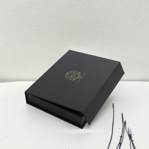 Caja de Regalo Rígida Magnética en Forma de Libro de Cartón Duro para Perfume Sólido Negro Personalizado - Product Image 4