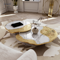 Ensemble de tables basses de salon de style moderne: combinaison de marbre et de laiton, formes irrégulières, luxueuses et artistiques