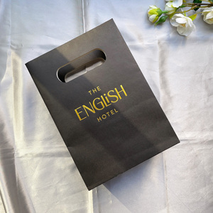 Bolsas de Regalo Personalizadas de Papel Kraft Negro con Asa Troquelada, Logotipo en Lámina Dorada, Impresión de Código QR, Bolsas de Papel de Lujo para Compras y Hoteles, Venta al Por Mayor - Product Image 5
