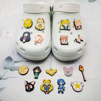 HY vente en gros best-seller japonais Anime Sailor Moon breloques de chaussures Luna breloques de chaussures dessin animé sabot Pvc chaussures boucle