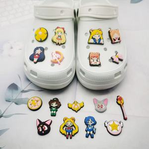 จี้รองเท้าลายการ์ตูนเซเลอร์มูนจากญี่ปุ่น ขายดีที่สุดจาก HY Wholesale จี้รองเท้าลูน่า จี้รองเท้าการ์ตูน ตัวล็อครองเท้า PVC - Product Image 2