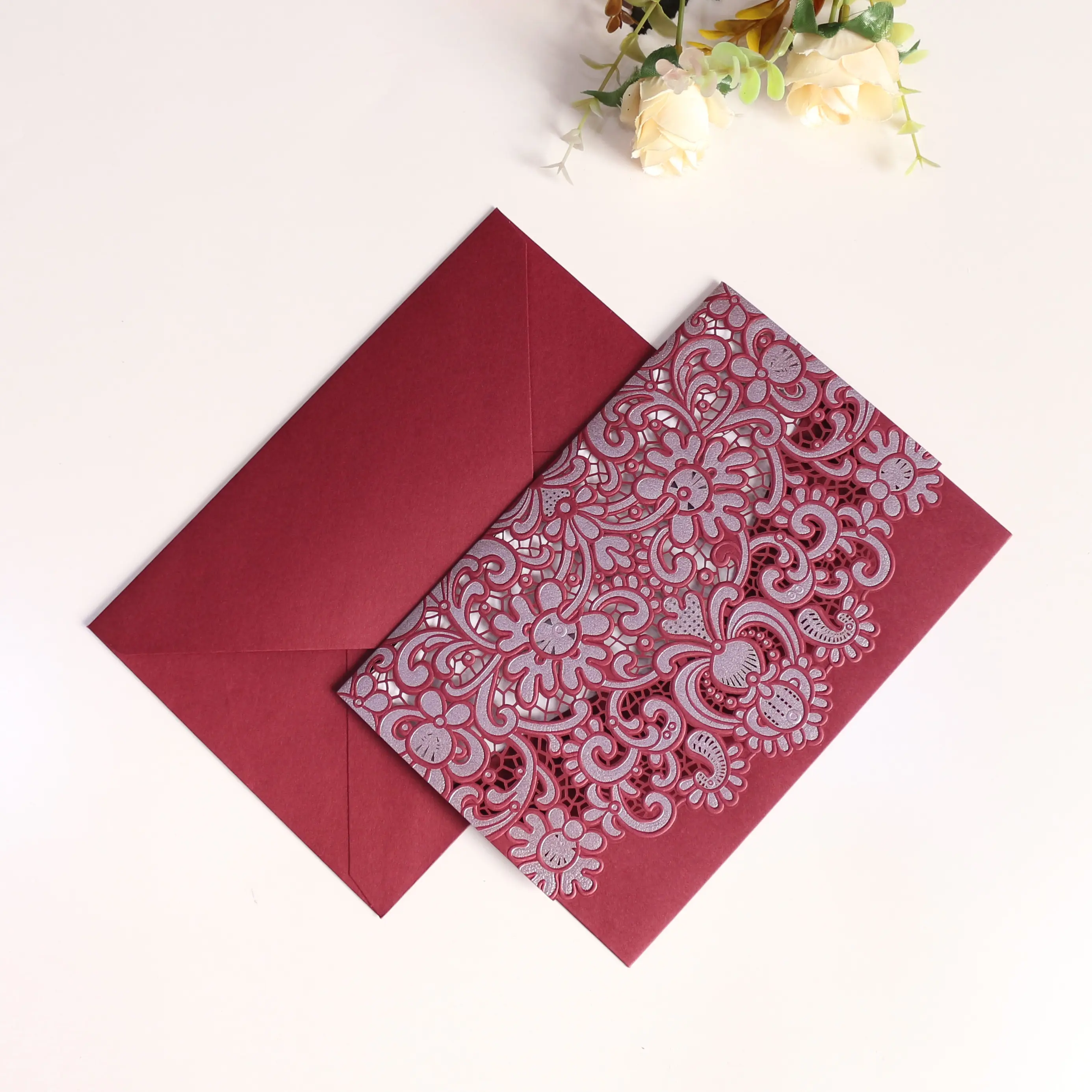 Basit Lazer Kesim Kabartma Çiçek Tema Fantezi Kağıt Rustik Düğün Davetiyesi