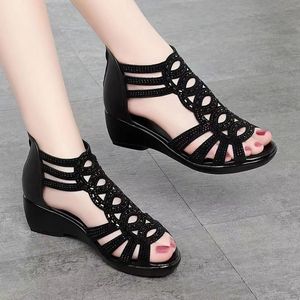 Sandales romaines en PU souple pour <span class=keywords><strong>femmes</strong></span>, <span class=keywords><strong>été</strong></span> 2025, nouvelles sandales <span class=keywords><strong>compensées</strong></span> respirantes à semelle souple, <span class=keywords><strong>chaussures</strong></span> de maman tendance, semelle extérieure en plastique - Product Image 5