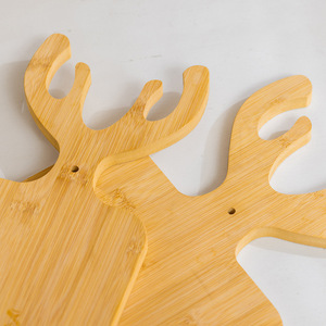 Juego de tablas de cortar de bambú con diseño de renos navideños, rectangulares, multifuncionales, para uso en la cocina. - Product Image 4