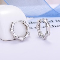 Hanhan Jewelry Huggies à plusieurs niveaux ascendants-Contour géométrique Minimaliste Hypoallergénique