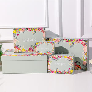 Petites boîtes d'expédition en carton estampage à chaud d'or Logo Prix bon marché d'usine <span class=keywords><strong>Abonnement</strong></span> aux soins de la peau Coffrets cadeaux Doublure en éponge - Product Image 1