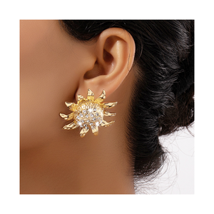 Boucles d'oreilles clous tournesol pour femme plaquées or, grandes fleurs florales martelées, entièrement en verre de cristal, tendance, élégantes et raffinées - Product Image 1