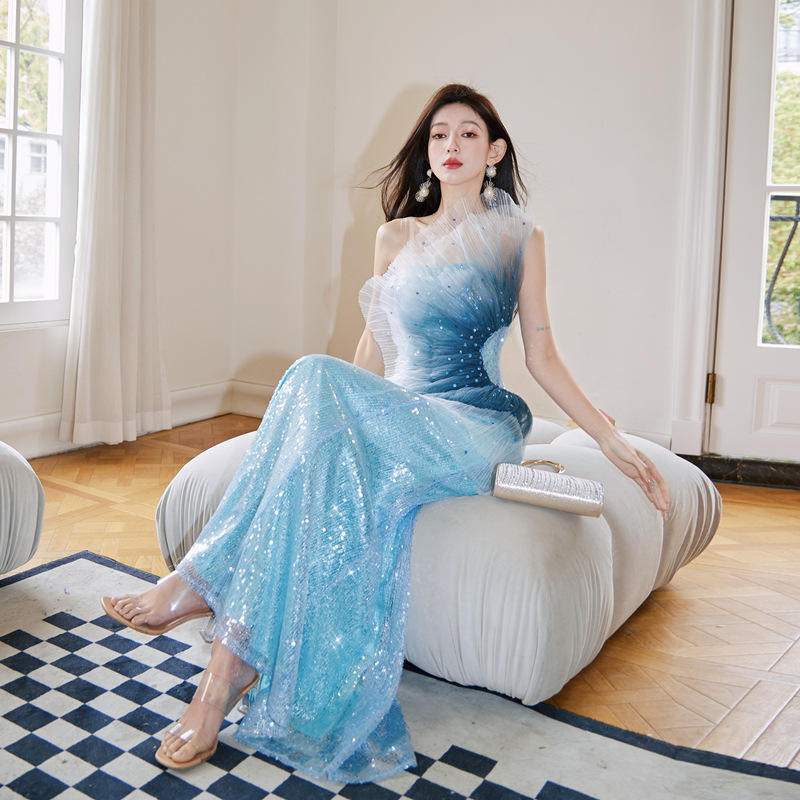 ทะเลสาบสีฟ้าเปลี่ยนเป็นสีฟ้าสีเขียวที่มีแสง