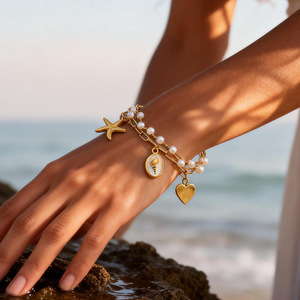 Pulsera de Moda con Doble Cadena de Perlas, Bañada en Oro, con Colgantes de Concha, Estrella de Mar y Corazón, Joyería Apilable para la Playa - Product Image 1