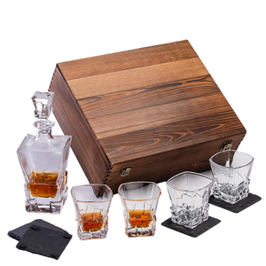 <span class=keywords><strong>Carafe</strong></span> à whisky en verre <span class=keywords><strong>de</strong></span> <span class=keywords><strong>cristal</strong></span> gravé avec logo personnalisé <span class=keywords><strong>de</strong></span> qualité supérieure et 2 verres <span class=keywords><strong>de</strong></span> roche coffret cadeau avec sous-verres dans une boîte en pin - Product Image 2
