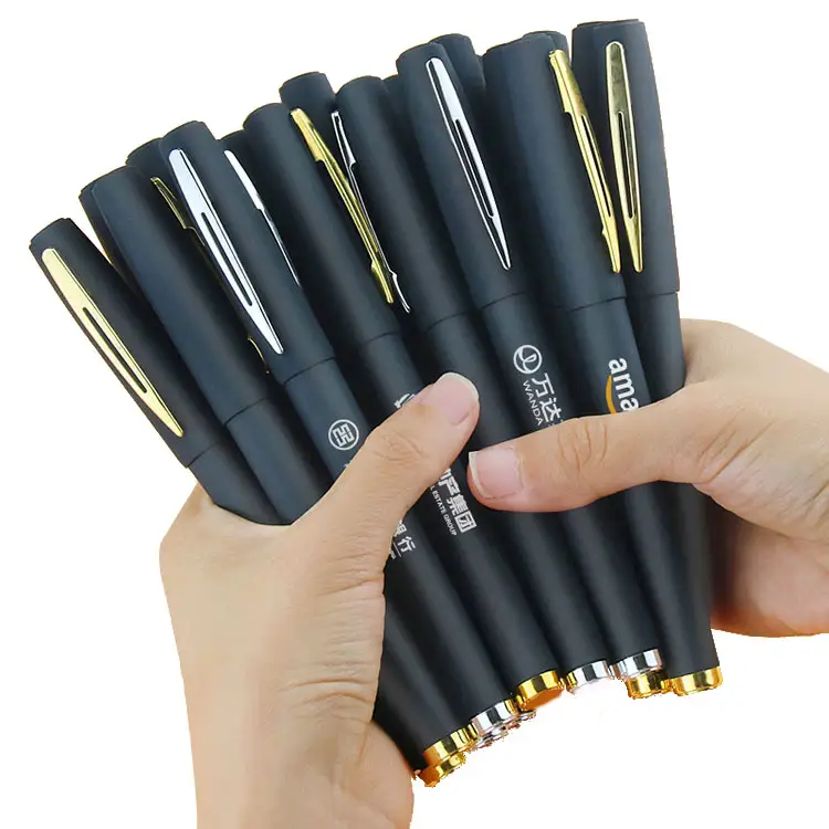 القرطاسية تعزيز مخصص المطاط الأسود المغلفة البلاستيك حبر جل أقلام مع شعار بصمة بالجملة