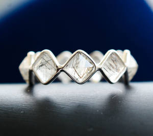 Bague éternité carrée en obsidienne noire rutilée avec métal argent sterling 925, style luxueux - Product Image 1