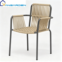 Ensemble de table et chaises de salle à manger d'extérieur en aluminium, style moderne et minimaliste, durable, facile d'entretien, résistant aux UV, empilable, pour cour.