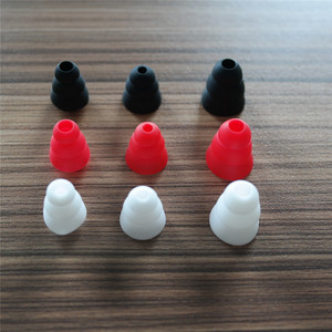 Puntas de silicona de tres capas para los oídos, tapones para los oídos suaves y cómodos con forma de seta de 3,8mm para auriculares en colores negro, rojo y blanco - Product Image 1