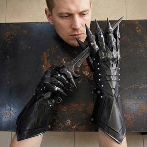 Gants de chevalier modernes en acier nickel noir, gravés et émaillés à l'ancienne, par Calvin Handicrafts pour l'art - Product Image 1