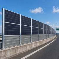 Barrière d'isolation acoustique photovoltaïque pour autoroute. Conforme aux politiques de protection de l'environnement.
