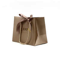 Sac en papier écologique de luxe personnalisé avec logo en feuille d'or, grand sac cadeau marron robuste pour magasin de vêtements