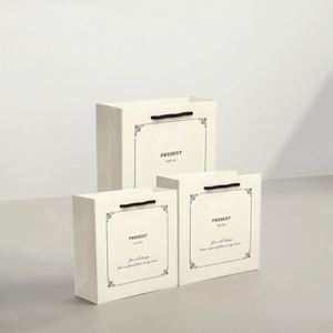 Sacs en papier kraft blanc de luxe en gros, logo imprimé personnalisé, impression offset, emballage de boutique, emballage cadeau personnalisé - Product Image 3