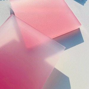Láminas acrílicas degradadas en rosa y rojo, resistentes a los rayos UV, cortadas a medida, para decoración y publicidad, opciones de color personalizadas disponibles. - Product Image 1
