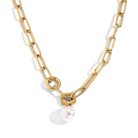 N & S Fashion Collier en acier inoxydable plaqué or 18 carats pour femmes Chaîne de clavicule simple style Hip Hop Perle d'eau douce Style mignon