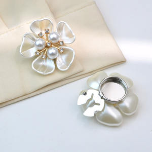 Botón de acrílico con perlas ecológicas de moda, cubierta de flor chapada en oro, abalorios de cristal con diamantes de imitación para ropa. - Product Image 2
