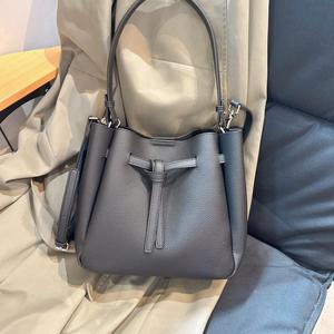 Sac seau en cuir de vachette litchi Togo sans marque, entièrement doublé cuir, chic parisien, pour le quotidien, vente en gros et au détail en Europe, directement de l'usine - Product Image 4