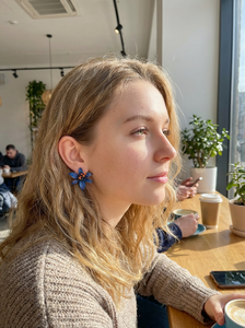 Pendientes SENYU con Diseño de Flor de Lirio en Oro Negro con Circonitas Cúbicas Azules y Estambres Naranjas, Joyería Moderna para Mujer - Product Image 3