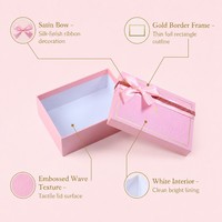 Boîte cadeau personnalisée avec nœud en ruban rose, nœud en satin, bande pailletée, couvercle ondulé gaufré, bordure dorée, emballage pour cosmétiques et soins de la peau