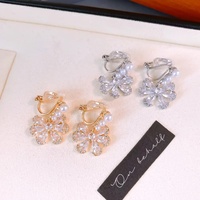 Anting-anting manset tembaga berhiaskan mutiara dan zircon untuk wanita - mewah, elegan, serbaguna, dan berkelas.