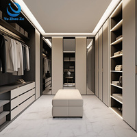 Système de rangement moderne pour dressing contemporain de luxe avec îlot central et conception de plan personnalisée pour maisons haut de gamme